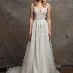 Brand new Enaura design wedding dress